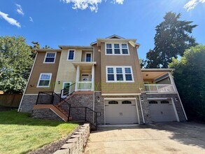 Building Photo - Gorgeous House in Upscale Neighborhood in Tigard, 5 Bedrooms plus Den/Office, 3.5 Bathrooms, Larg...