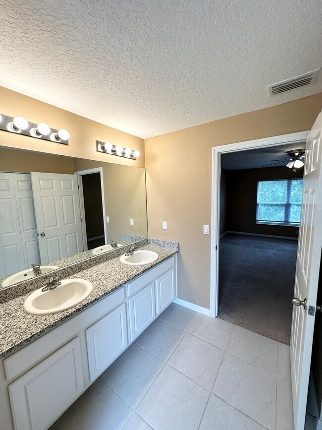 Building Photo - 12 Robin Pl