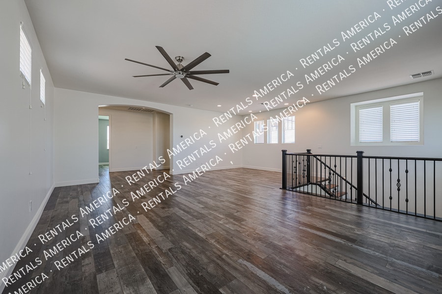 Building Photo - 4121 E Yellowstone Pl