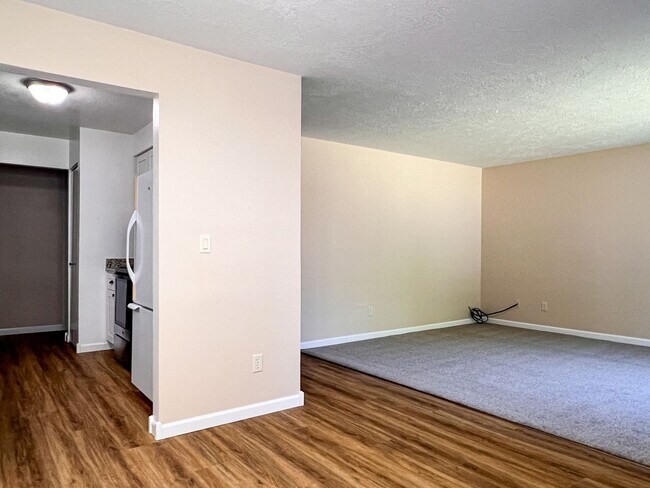Building Photo - 2BD/1BA DUPLEX W/ GARAGE &YARD IN SALEM