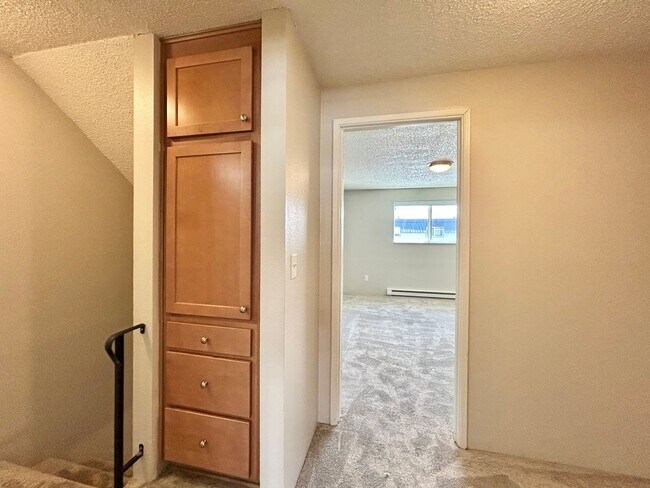 Building Photo - Charming 2 Bed, 1 Bath Canby Townhouse-Style Duplex!