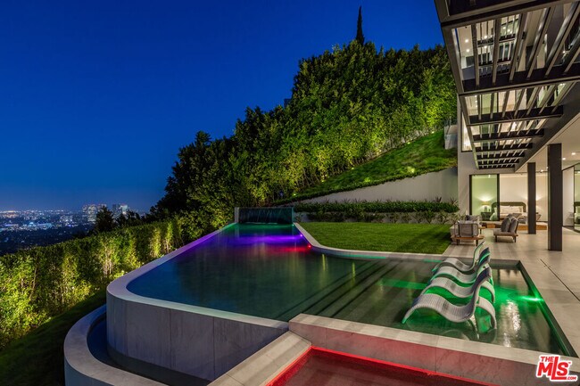 Building Photo - 9364 Beverlycrest Dr