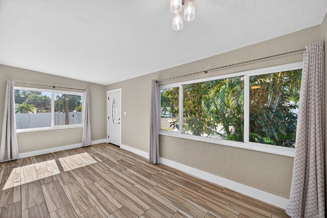 Building Photo - Spacious Gulfport Gem with Large Private Backyard and Plenty of Driveway Space