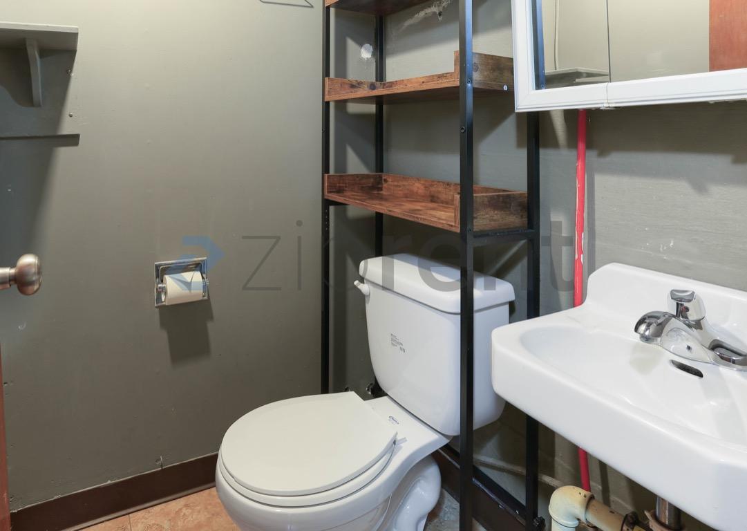 Building Photo - 1920 S Bayview St