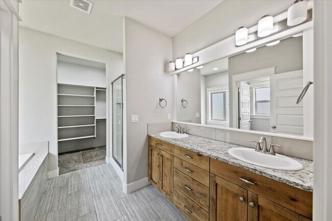 Building Photo - Stylish 4-Bed + Loft Just Minutes from The...