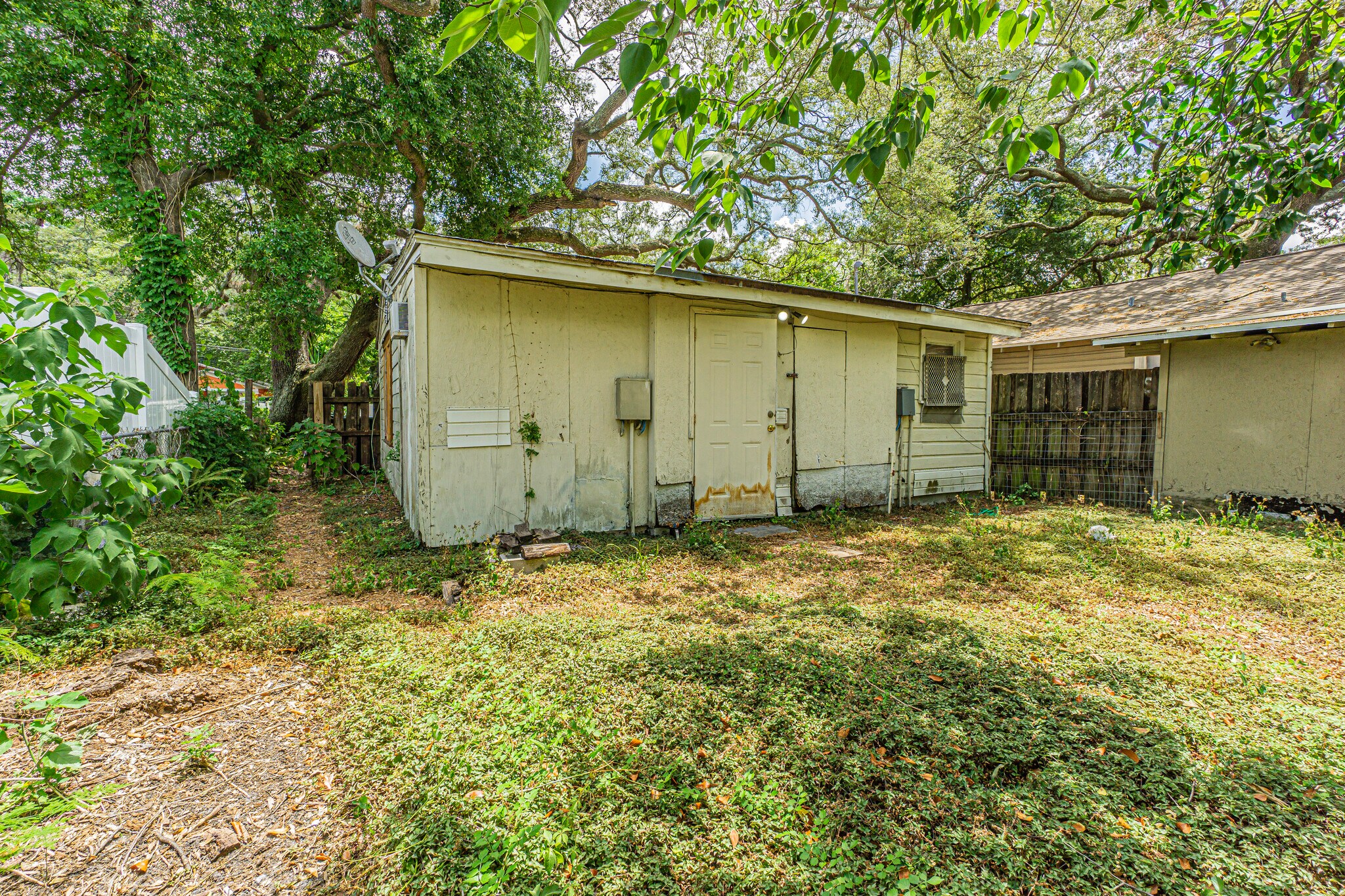 Building Photo - 10704 N Annette Ave