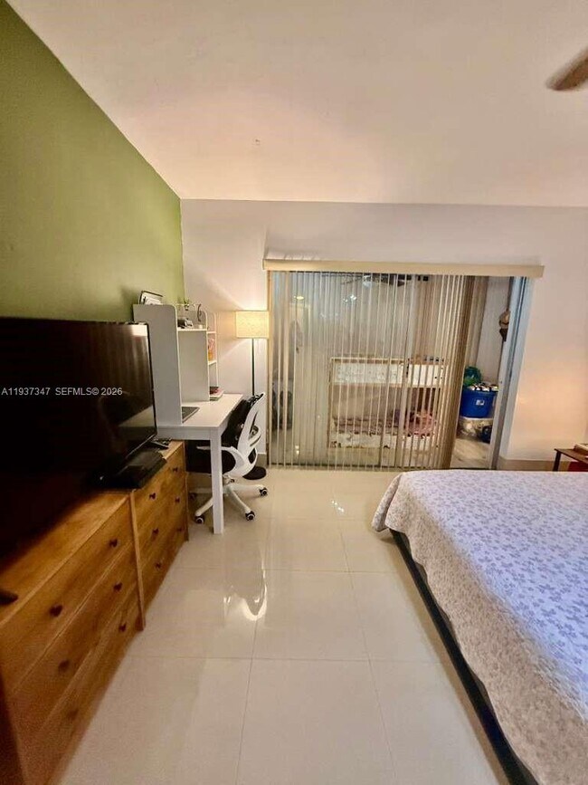 Building Photo - 1400 NE 191st St