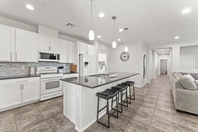 Building Photo - Luxe Sunset Retreat