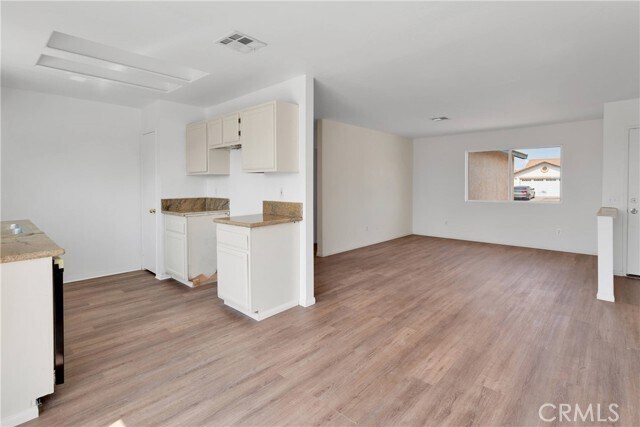 Building Photo - 15368 Ross Dr