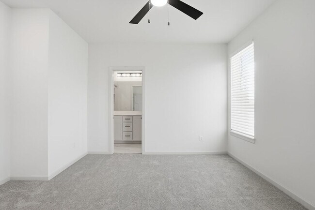 Building Photo - 3 Bed | 2 Bath Luxury Duplex