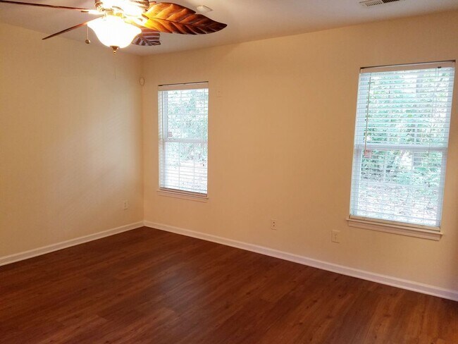 Building Photo - AZALEA TRACE