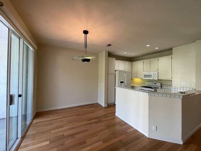 Building Photo - 450 Navaro Way