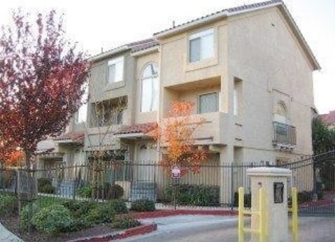 Building Photo - Modern Townhouse with Two Master Bedrooms!