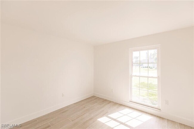 Building Photo - 204 5th St