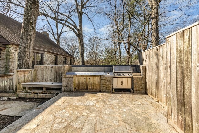 Building Photo - East Nashville River View Living!