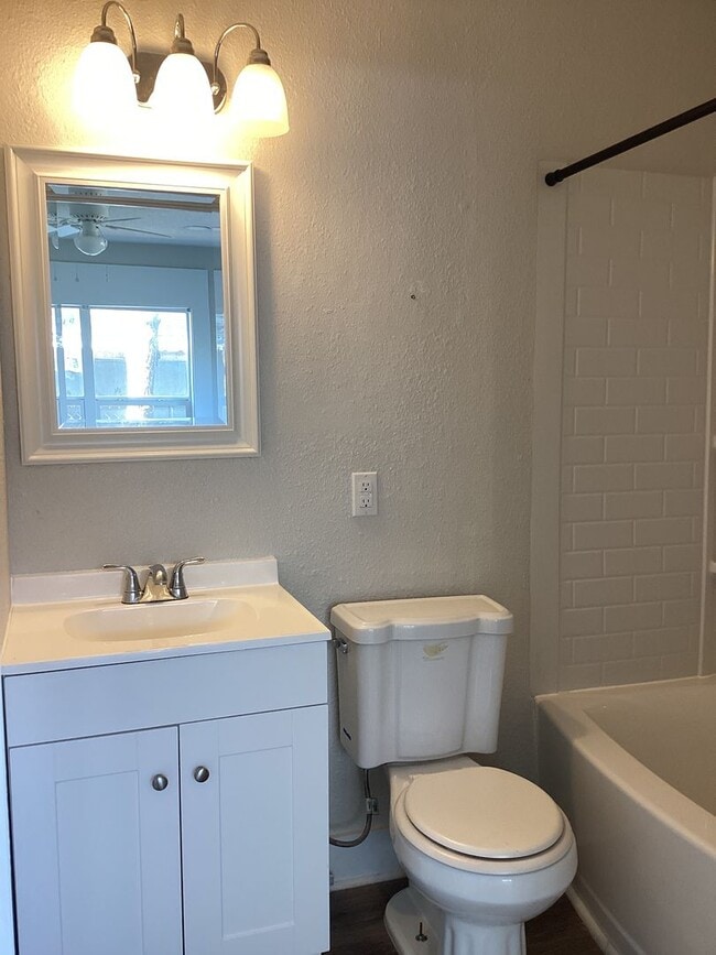 Building Photo - Gorgeous Newly Renovated 1 Bedroom Pets We...