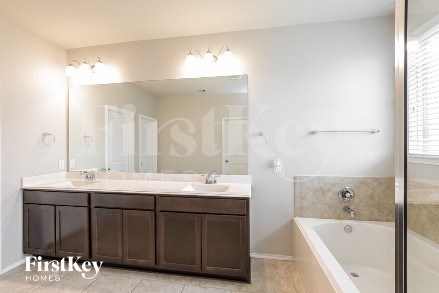 Building Photo - 4711 Creekside Hvn Trl