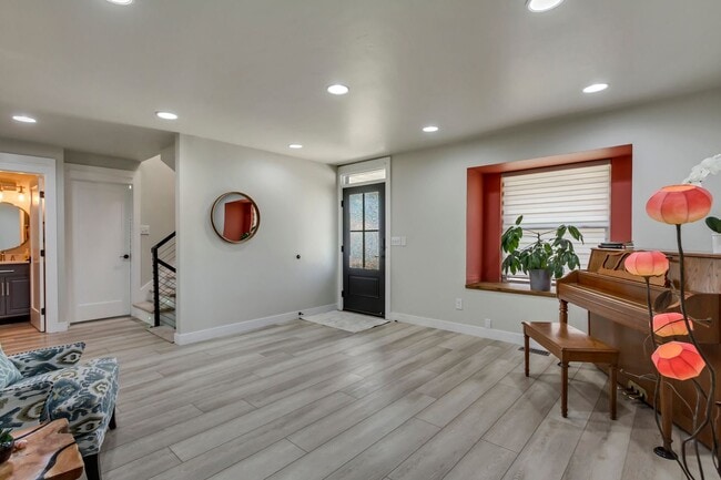 Building Photo - Beautiful 5-Bedroom Home in Sandy!