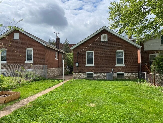 Building Photo - Beautiful Renovated Home with Garage!