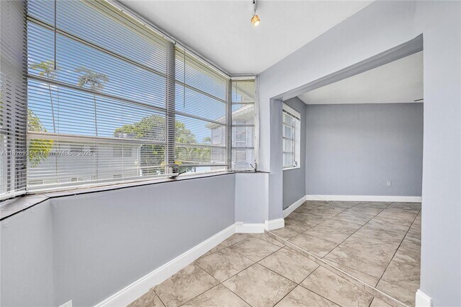 Building Photo - 1715 NE Miami Gardens Dr