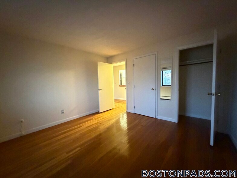 Building Photo - 122 Dustin St