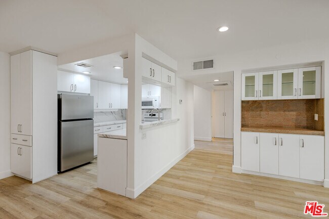 Building Photo - 2385 Roscomare Rd