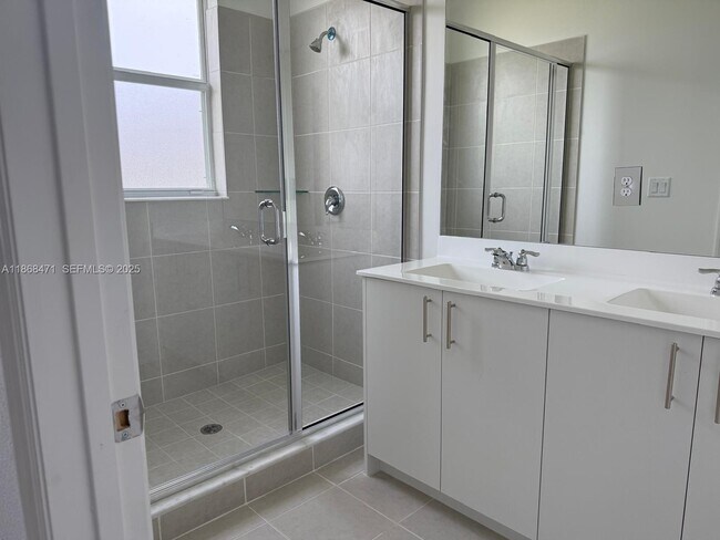 Building Photo - 2659 SE 24th Dr