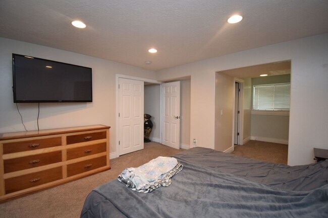 Building Photo - Charming West Jordan 4 Bed with Open Layout and Spacious Primary!!