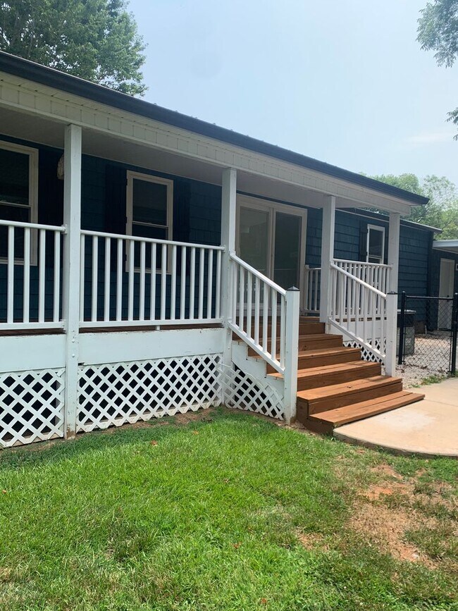 Building Photo - 3 bedroom 2 bath on High Rock Lake