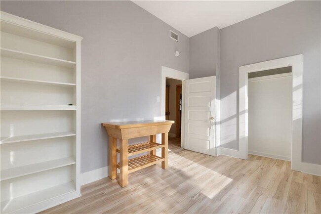 Building Photo - 14 BEDROOM 7 BATH HOUSE