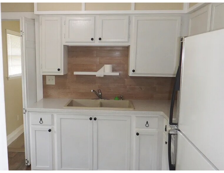 Kitchen - 1903 N Central Ave