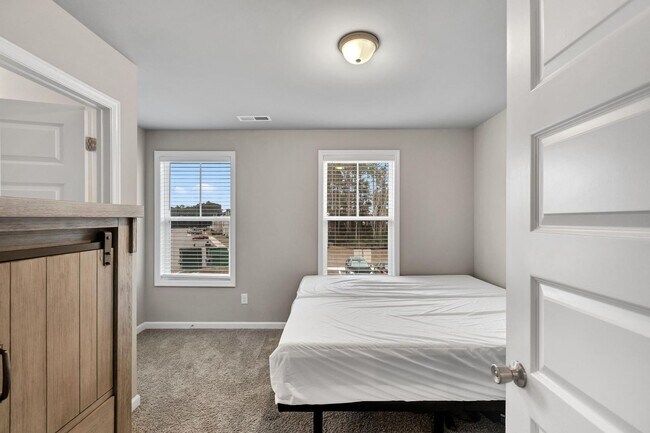 Building Photo - Furnished rental available now!!