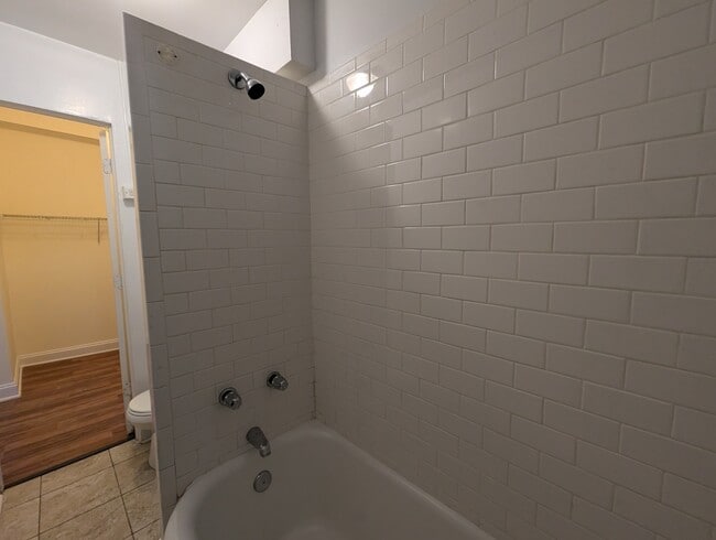 Building Photo - 5417 N Kenmore Ave