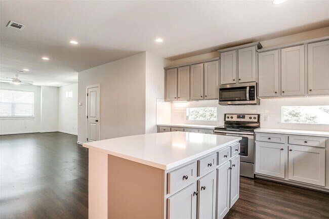 Building Photo - 3515 S Hills