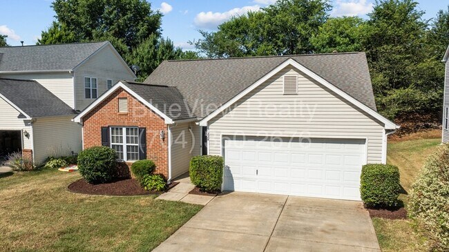 Building Photo - Beautiful Ranch House with 3 bed 2 bath ( Ballantyne area )