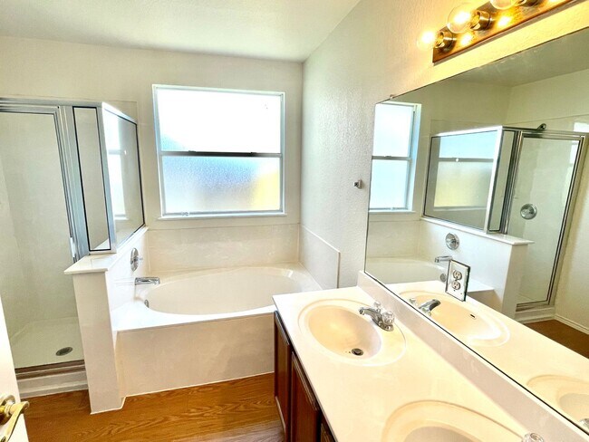 Building Photo - Home near downtown Austin and Airport!