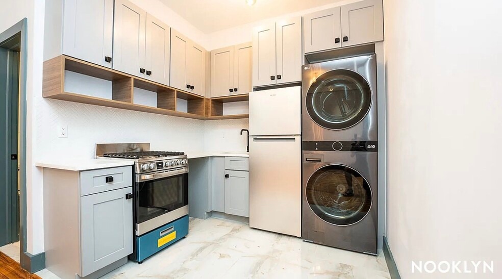 Building Photo - 52 Monitor St