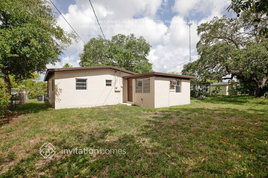 Building Photo - 3207 SW 48th Ave