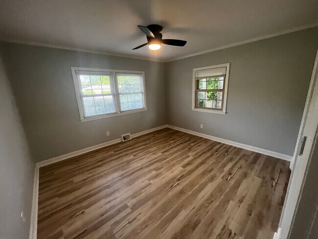 Building Photo - 5bd/2ba Remodeled Brick Ranch Home with Spacious Private Yard