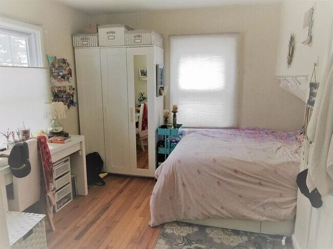 Building Photo - 906 Sylvan Ave