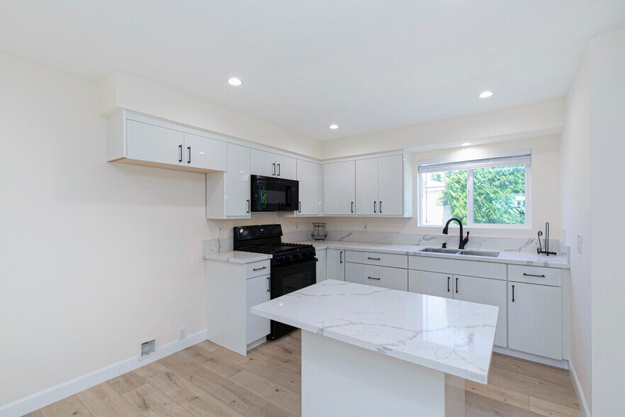 Building Photo - 15849 1/2 Malden St