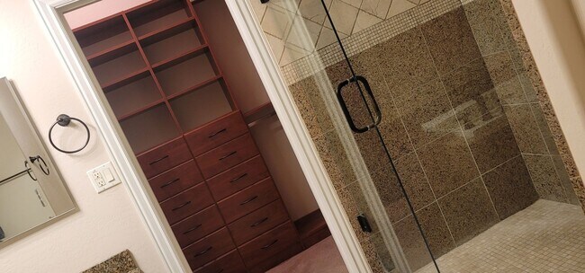 Building Photo - uclamon117