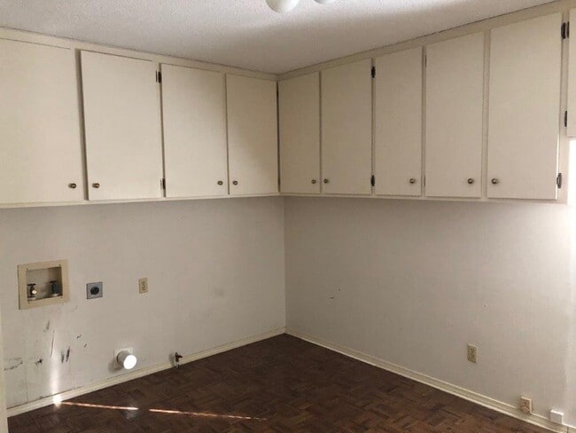 Building Photo - 2208 Oakwood Ave