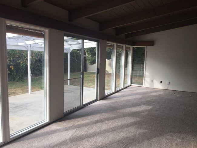 Building Photo - Country Club Area home with 4 bedrooms and...