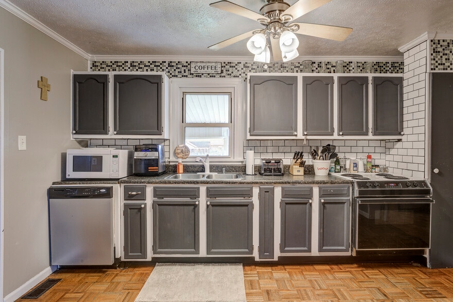 Building Photo - 2027 Katelyn Dr