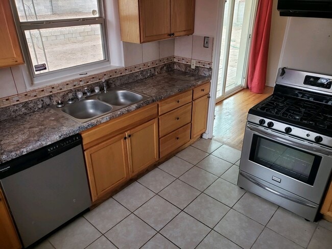 Building Photo - BEAUTIFUL THREE BEDROOM HOME FOR RENT!