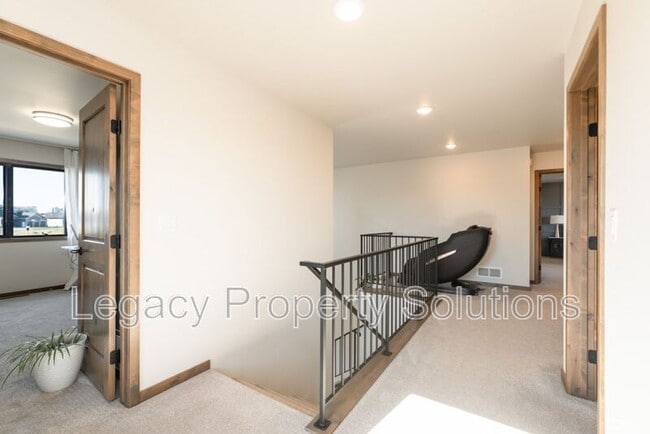 Building Photo - 527 Flint Dr