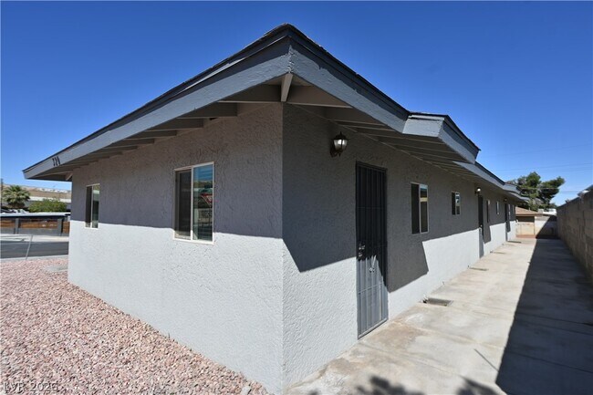 Building Photo - 320 N 16th St