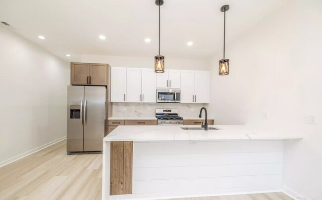 Building Photo - Humboldt Park Gorgeous and Modern 3b/2b