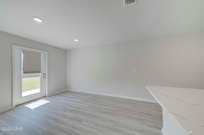 Building Photo - 282 Boggy Creek Way